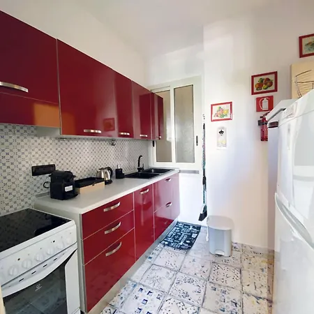 Beautiful Renovated ,next To The ! Air-c, Free Parking! *