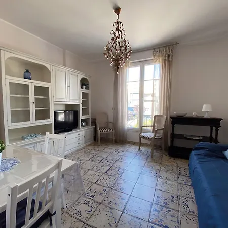 Beautiful Renovated ,next To The ! Air-c, Free Parking! 尼斯